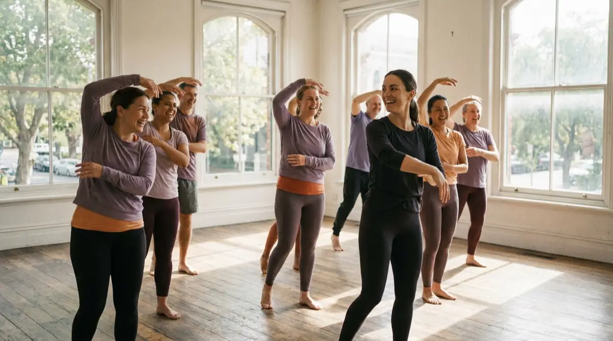 Turma em uma aula de dança em um estúdio iluminado