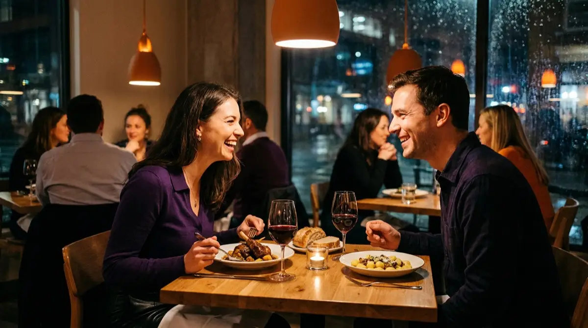 Casal jantando em um restaurante aconchegante à noite